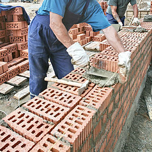 Строительная бригада окажет  услуги по постройке частного дома
